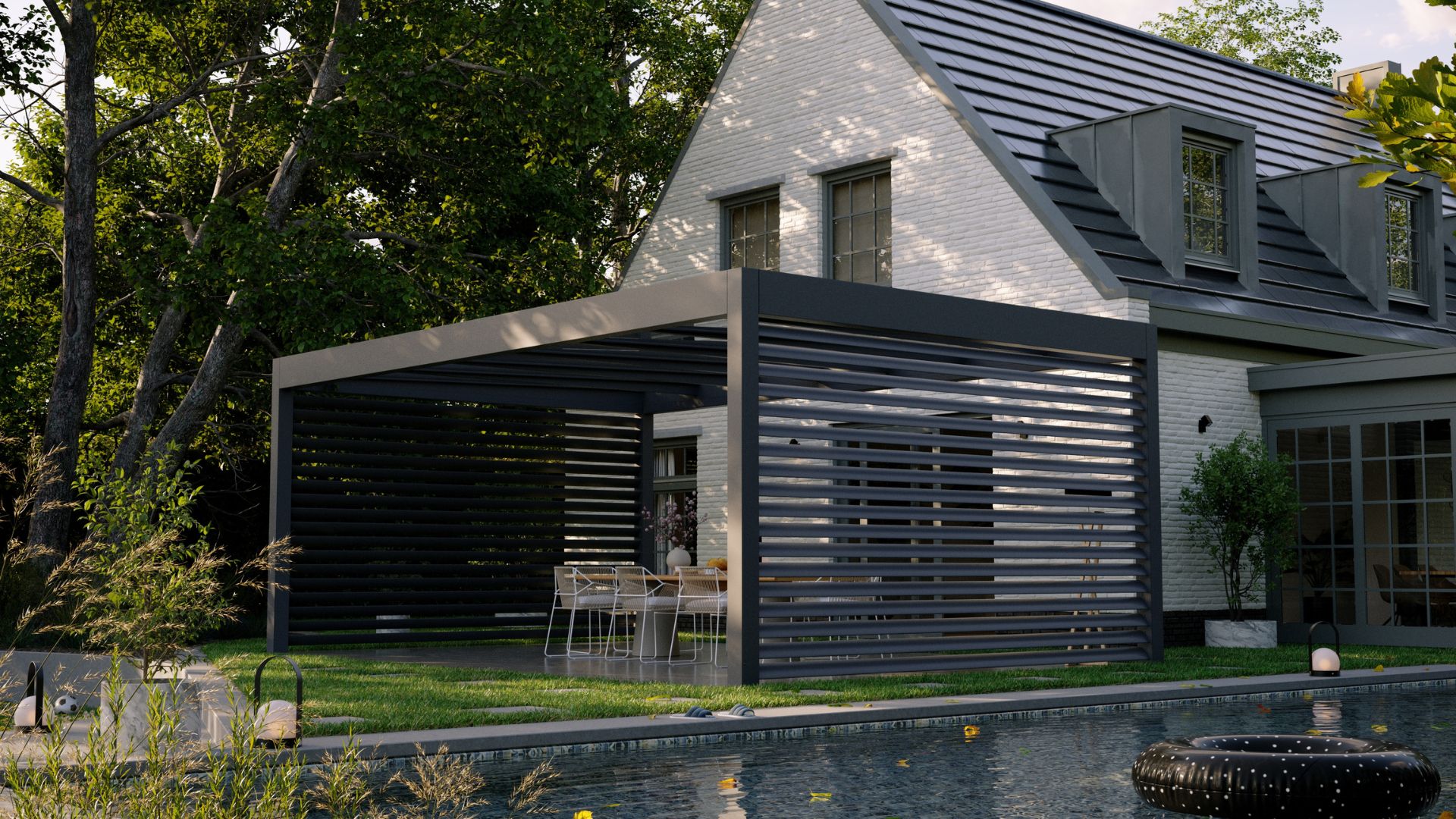 Elegante Terrassenüberdachung mit modernen Lamellenwänden, stilvoll integriert in den Gartenbereich eines charmanten Landhauses mit Pool.