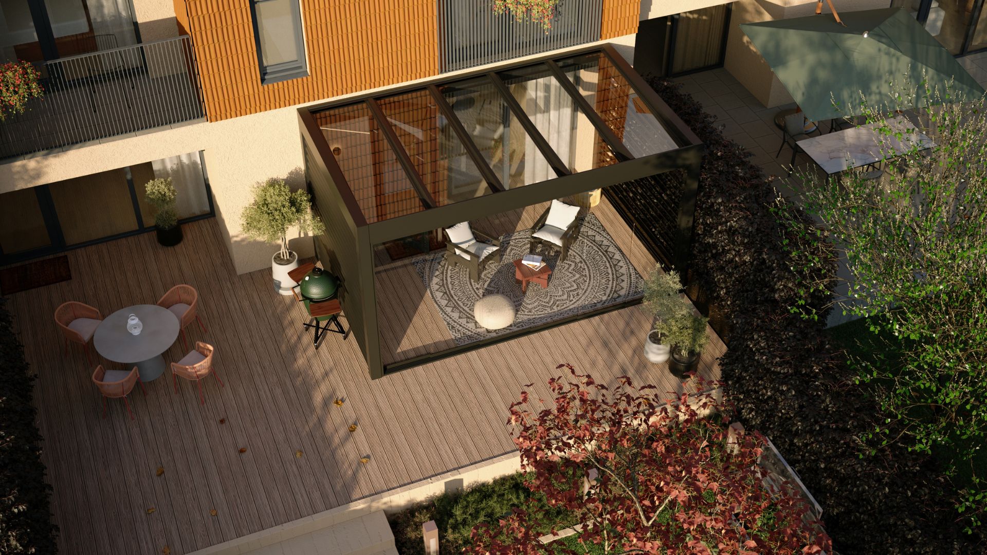 Moderne Terrassenüberdachung mit Glasdach, stilvoll eingerichtet mit Teppich, Lounge-Sesseln und Beistelltisch, harmonisch integriert in eine gemütliche Wohnanlage mit großzügiger Terrasse.