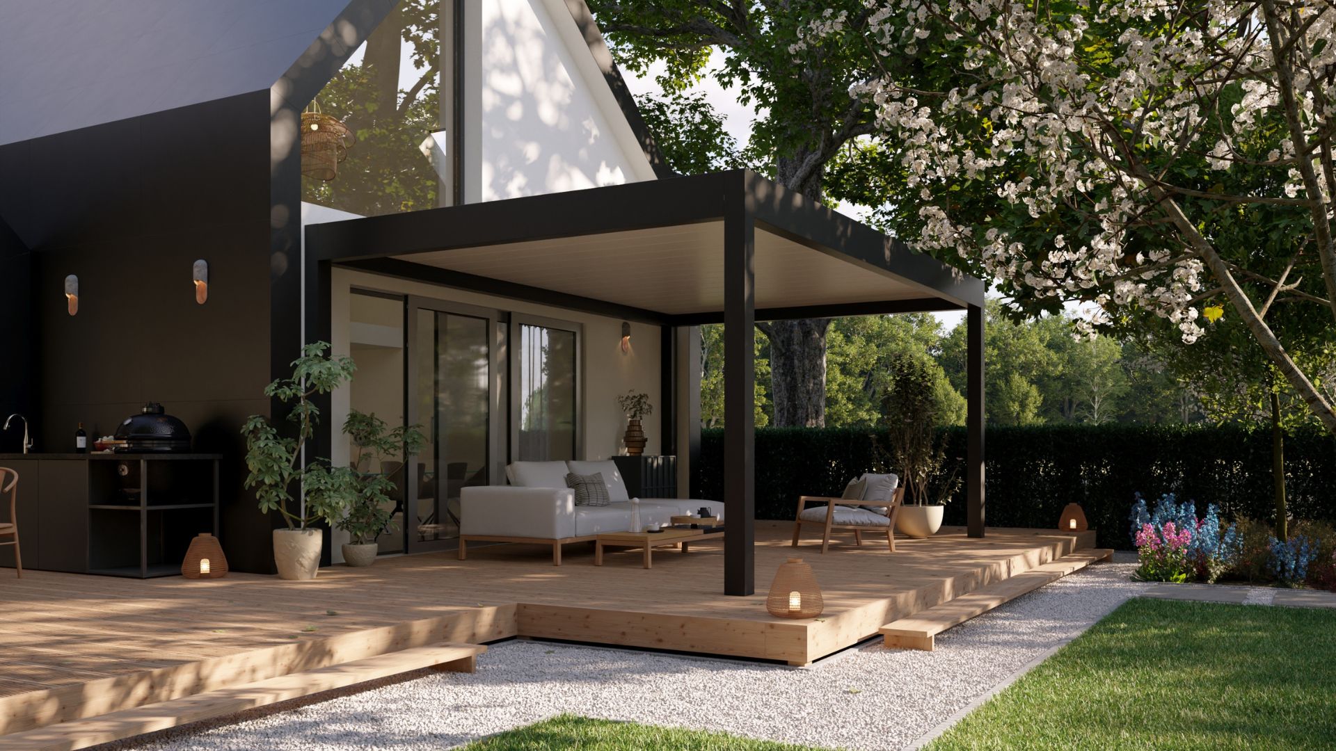 Moderne Terrassenüberdachung mit Holzdeck, stilvoller Lounge-Sitzgruppe und stimmungsvoller Beleuchtung, umgeben von einem grünen Garten mit blühenden Bäumen und Pflanzen.