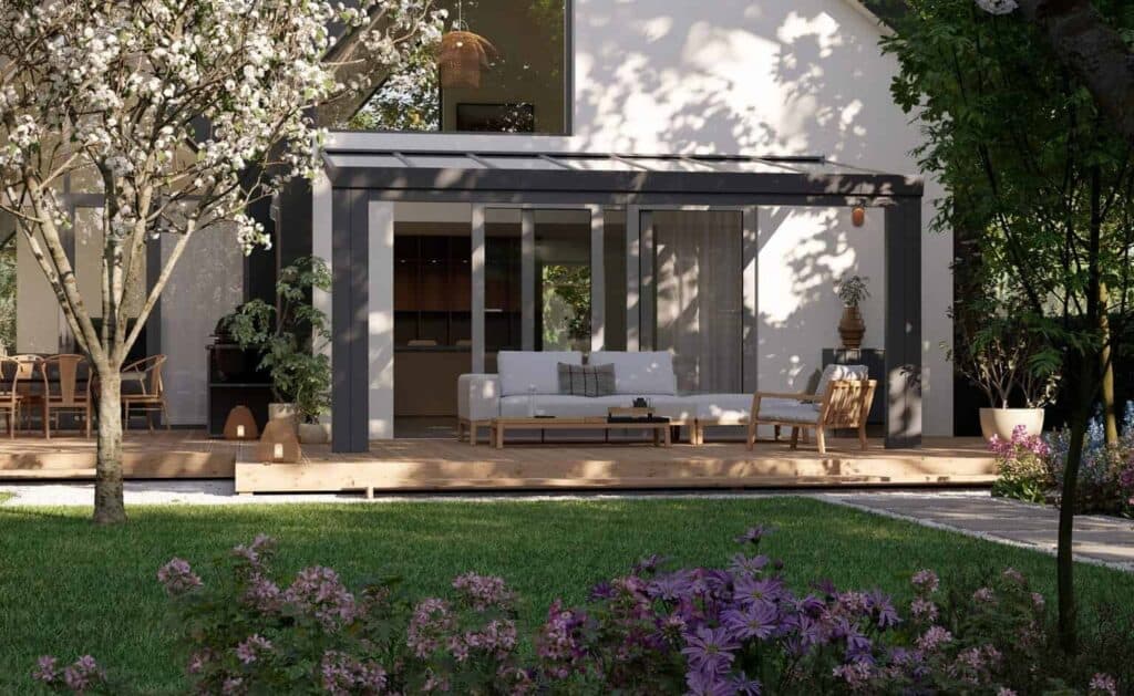 Terrasoverkapping met loungeset bij een wit huis